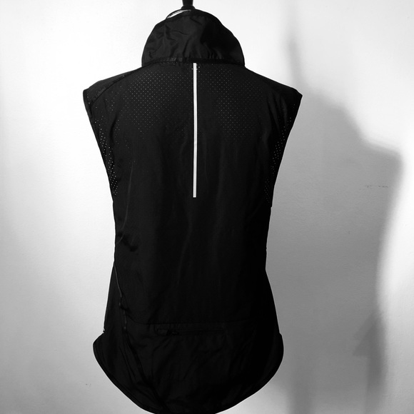 Champions C9 All Weather Running Vest - Picture 4 of 8